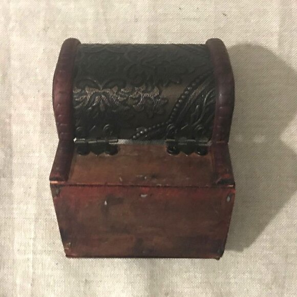 Vintage Wooden Mini Treasure Chest Box - Picture 5 of 12